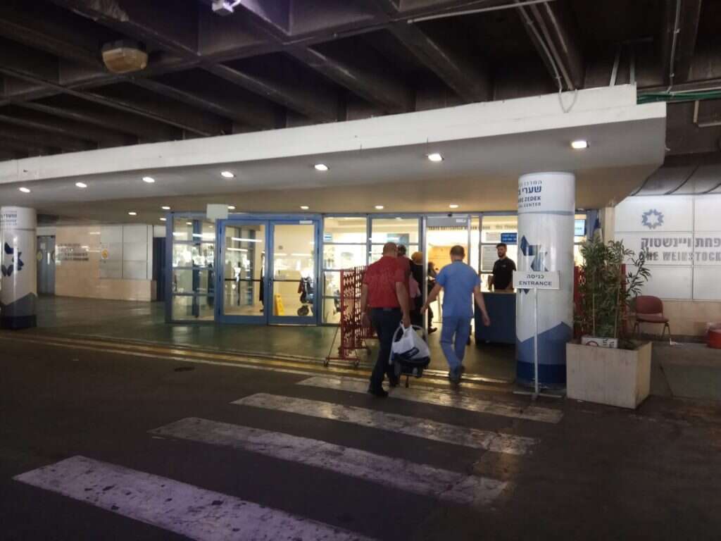 הפצוע מפיגוע הדקירה מפונה לבית החולים שערי צדק בירושלים. | אסתי דזיובוב/TPS