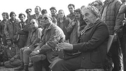 ראש הממשלה גולדה מאיר ושר הביטחון משה דיין ברמת הגולן במהלך מלחמת יום כיפור. | רון פרנקל, לע"מ