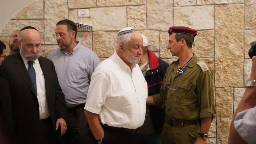 אביו של ארי פולד ז"ל בבית העלמין. | מאיר אליפור/TPS