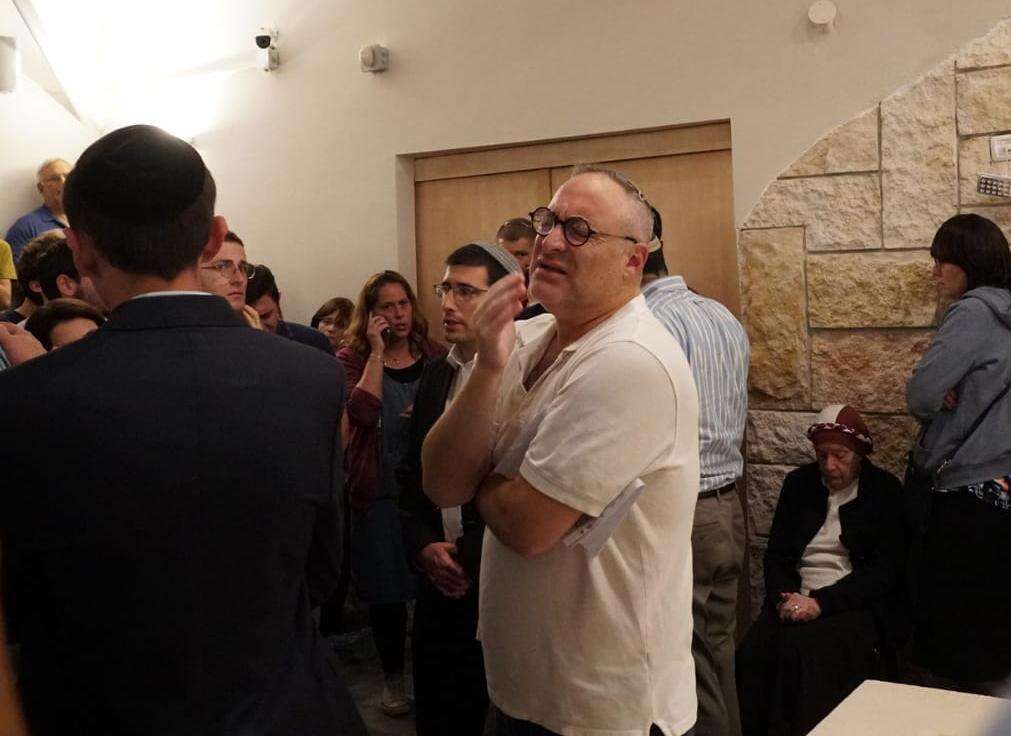 איתן, אחיו של ארי פולד ז"ל בבית העלמין. | מאיר אליפור/TPS