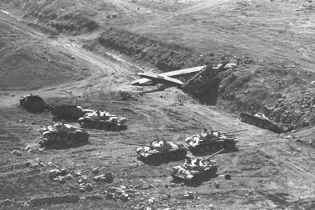 טנקים סורים שהושמדו סמוך לתעלת הנ"ט הישראלית. | איתן האריס, לע"מ