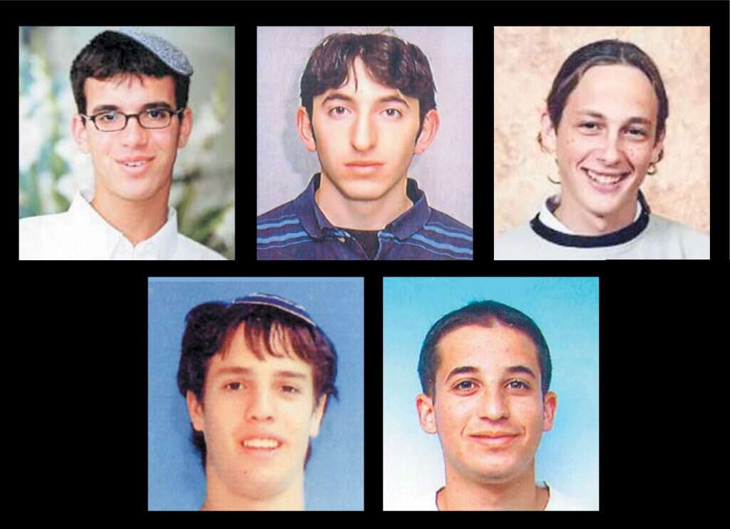נרצחי הפיגוע בעצמונה. מימין, בשורה העליונה: אריק קרוגליאק, אשר מרקוס ואריאל זאנה. בשורה התחתונה: ערן פיקאר וטל קורצוויל