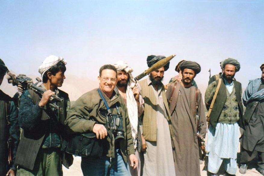 בן ישי עם לוחמי המוג'הידין באפגניסטן, 1989. | אוסף פרטי