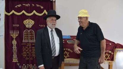 הרב האזורי שלמה דידי והחבר בנץ אופיר בחנוכת בית הכנסת. | גיל אליהו, ג'יני הרב האזורי שלמה דידי והחבר בנץ אופיר בחנוכת בית הכנסת. | גיל אליהו, ג'יני