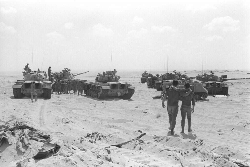 כוח מעורב של טנקי מגח 6 (פטון) ונגמשי"ם M-113. | במחנה, באדיבות ארכיון צה"ל במשרד הביטחון כוח מעורב של טנקי מגח 6 (פטון) ונגמשי"ם M-113. | במחנה, באדיבות ארכיון צה"ל במשרד הביטחון