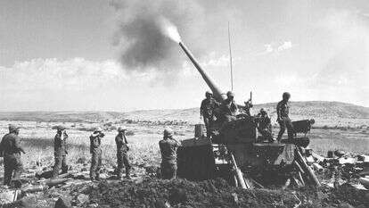 יחידת תותחנים- ירי פגז תותחנים נערכים לירי בתותח מתנייע 175 מ"מ (רומח), בדרום רמת הגולן. | רדובן זאב, במחנה, באדיבות ארכיון צה"ל במשרד הביטחון