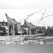 מלחמת יום הכיפורים, חזית סיני. מוביל טנקים עמוסים בתותחים מתנייעים 155 מ"מ מכוסים ברשתות הסוואה. 16.10.1973. | אבי שמחוני, במחנה, באדיבות ארכיון צה"ל במשרד הביטחון