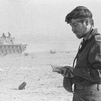 קצין מתפלל. 6.10.1973. | אבי שמחוני, במחנה, באדיבות ארכיון צה"ל במשרד הביטחון קצין מתפלל. 6.10.1973. | אבי שמחוני, במחנה, באדיבות ארכיון צה"ל במשרד הביטחון