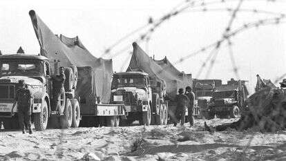 מלחמת יום הכיפורים, חזית סיני. מוביל טנקים עמוסים בתותחים מתנייעים 155 מ"מ מכוסים ברשתות הסוואה. 16.10.1973. | אבי שמחוני, במחנה, באדיבות ארכיון צה"ל במשרד הביטחון