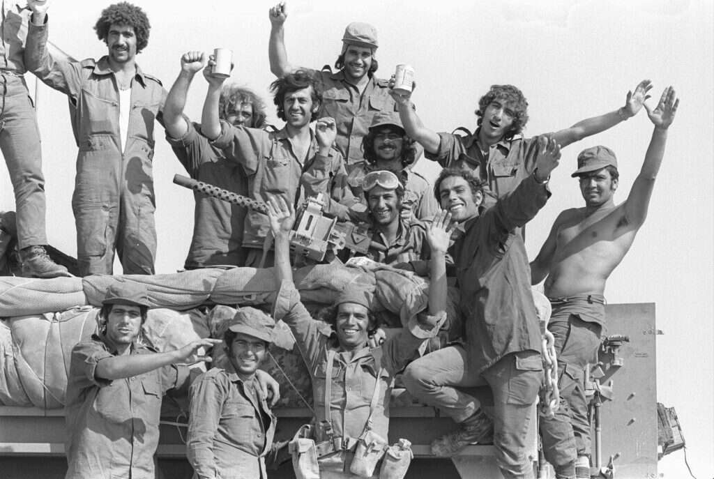 תצלום קבוצתי של חיילים על נגמ"ש לוחמי חרמ"ש (חי"ר משוריין). | אבי שמחוני, במחנה, באדיבות ארכיון צה"ל במשרד הביטחון תצלום קבוצתי של חיילים על נגמ"ש לוחמי חרמ"ש (חי"ר משוריין). | אבי שמחוני, במחנה, באדיבות ארכיון צה"ל במשרד הביטחון
