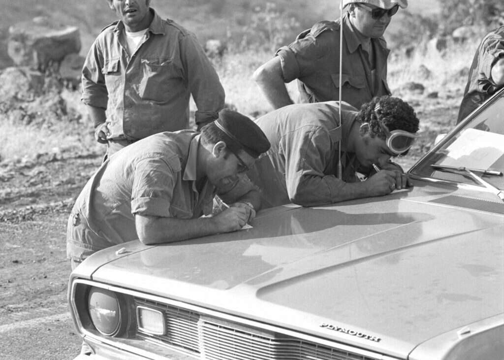 חיילים רושמים מכתבים על קידמת רכב. | במחנה, באדיבות ארכיון צה"ל במשרד הביטחון חיילים רושמים מכתבים על קידמת רכב. | במחנה, באדיבות ארכיון צה"ל במשרד הביטחון