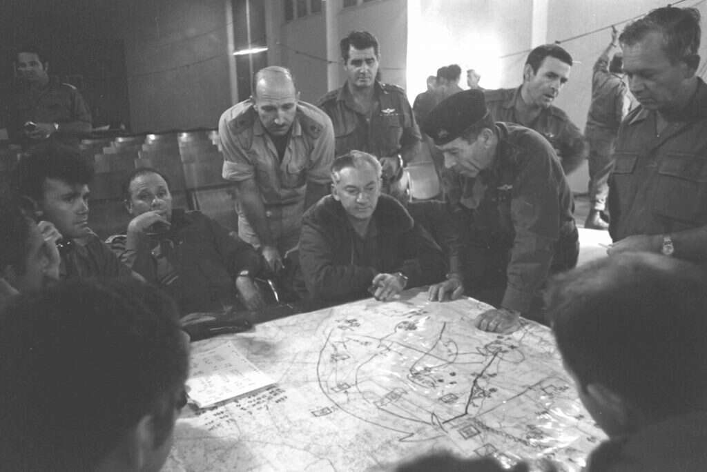 חיים בר-לב במפקדת פיקוד צפון במלחמת יום- הכיפורים. מימין לשמאל: מנחם מירון, ישראל טל, חיים בר-לב, מרדכי הוד, יצחק חופי ואחרים בוחנים מפה. | מיקי אסטל, במחנה, באדיבות ארכיון צה"ל במשרד הביטחון