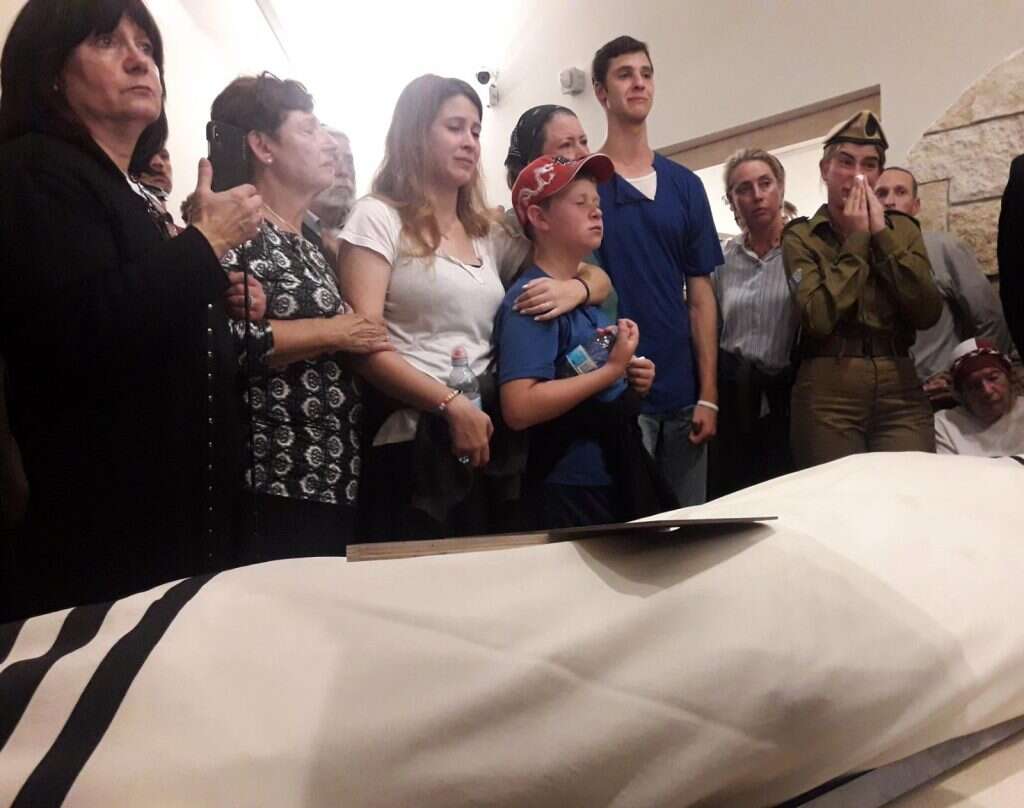 משפחתו של ארי פולד ז"ל בבית העלמין. | מרים צחי