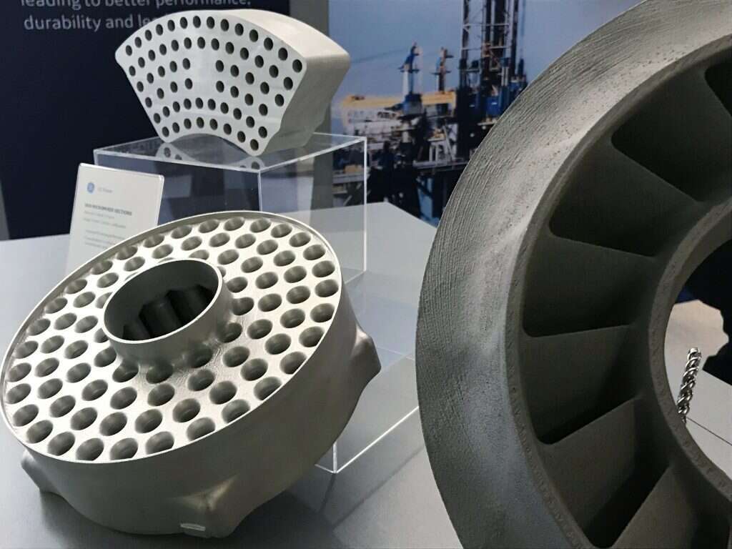 מדפסת המתכת "רנישאו" ומודלים מודפסים במתכת. | רויטרס