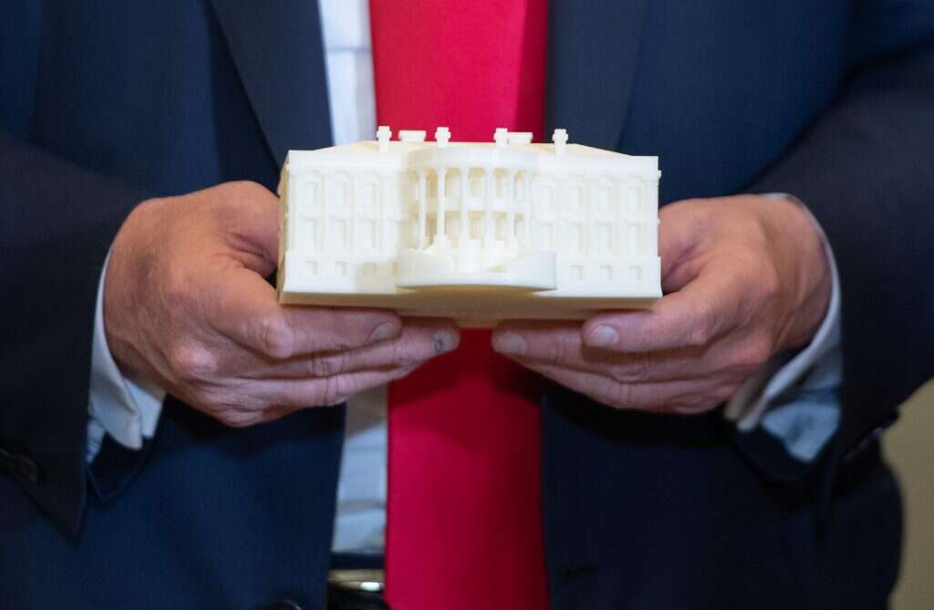 הנשיא טראמפ אוחז במודל מודפס בתלת־ממד של הבית הלבן. | AFP