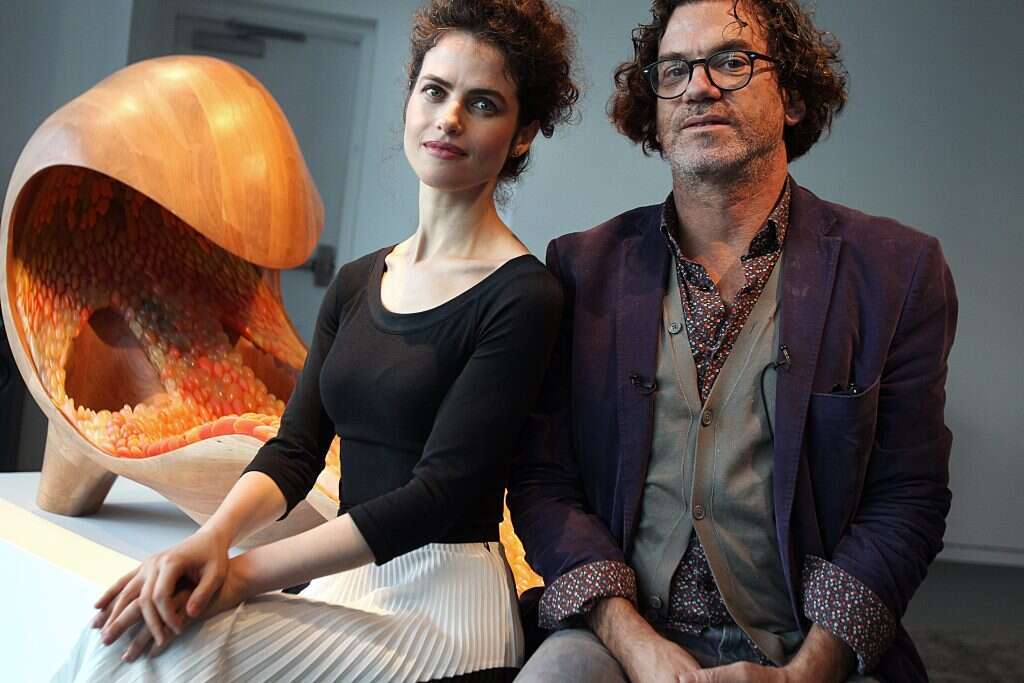 נרי אוקסמן וכיסא שהדפיסה בתלת־ממד. | גטי אימג'ס