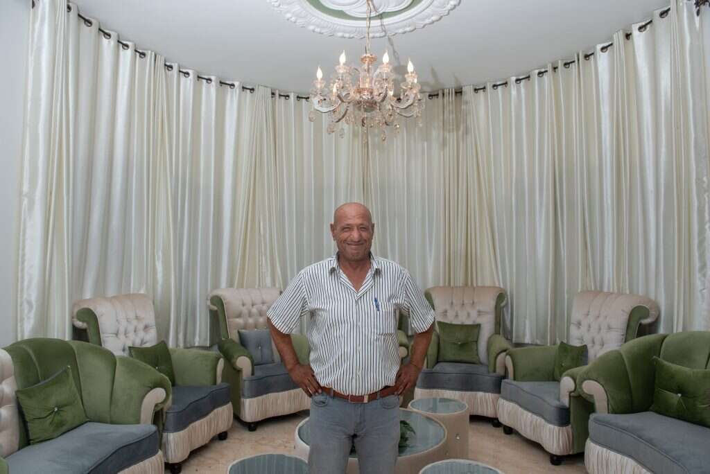 נימר נעים בסלון ביתו. | אייל מרגולין, ג'יני