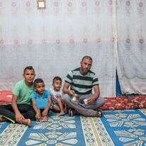 פאריד נעים וילדיו בפחון בו הם מתגוררים. | אייל מרגולין, ג'יני