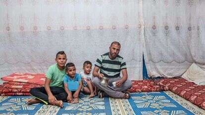 פאריד נעים וילדיו בפחון בו הם מתגוררים. | אייל מרגולין, ג'יני