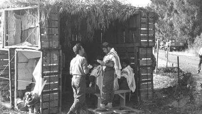 לאחר גיוס צבא המילואים ישראל תתאושש. חיילים בסוכה במלחמת יום כיפור. | דניאל הירשלר, לע"מ