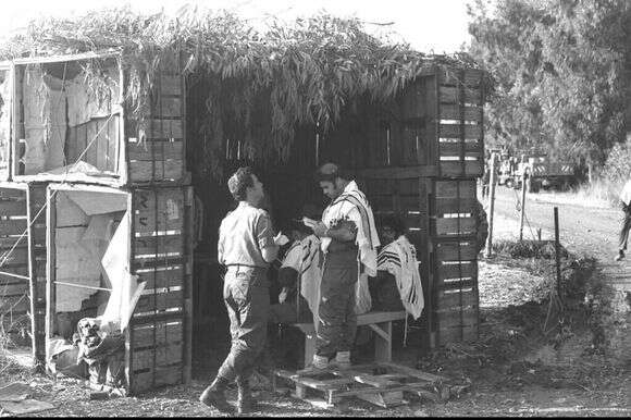 לאחר גיוס צבא המילואים ישראל תתאושש. חיילים בסוכה במלחמת יום כיפור. | דניאל הירשלר, לע"מ