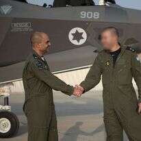 תת-אלוף גרינבוים (משמאל) ומפקד טייסת ה-F-35 היוצא סא"ל יותם. | דובר צה"ל תת-אלוף גרינבוים (משמאל) ומפקד טייסת ה-F-35 היוצא סא"ל יותם. | דובר צה"ל