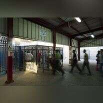 עובדים פלסטינים במעבר קלנדיה. | יונתן זינדל, פלאש 90