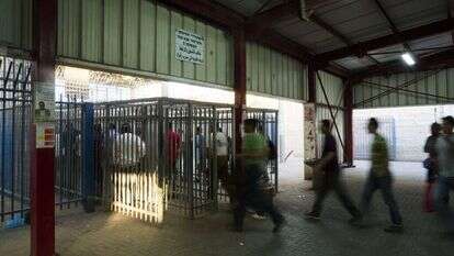 עובדים פלסטינים במעבר קלנדיה. | יונתן זינדל, פלאש 90