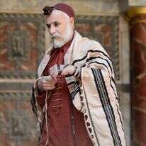 דברי שיילוק דומים להפליא לפירוש רד"ק לישעיה. יעקב כהן בתפקיד שיילוק במחזה "הסוחר מוונציה", הבימה, 2012 | AFP