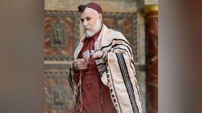דברי שיילוק דומים להפליא לפירוש רד"ק לישעיה. יעקב כהן בתפקיד שיילוק במחזה "הסוחר מוונציה", הבימה, 2012 | AFP