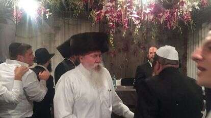 כצל'ה בשמחת בית השואבה בסוכתו שלהנגיד ראלף הרצקה. | ברוך גורדון