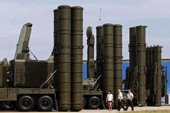 מערכות הטילים נגד מטוסים S-300 ו-S-400. | EPA מערכות הטילים נגד מטוסים S-300 ו-S-400. | EPA