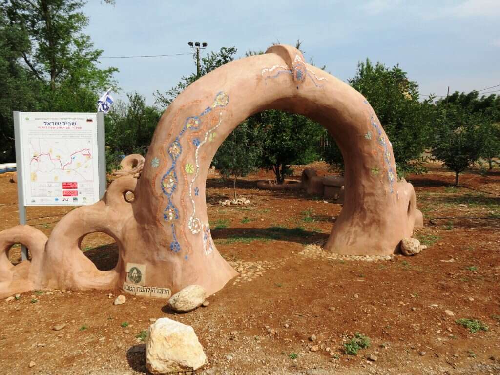 נקודת היציאה של שביל ישראל בבית אוסישקין בקיבוץ דן. | דב גרינבלט - החברה להגנת הטב