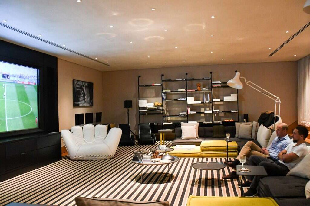 הנסיך ויליאם מתארח לצפייה משותפת במשחק כדורגל. | AFP הנסיך ויליאם מתארח לצפייה משותפת במשחק כדורגל. | AFP