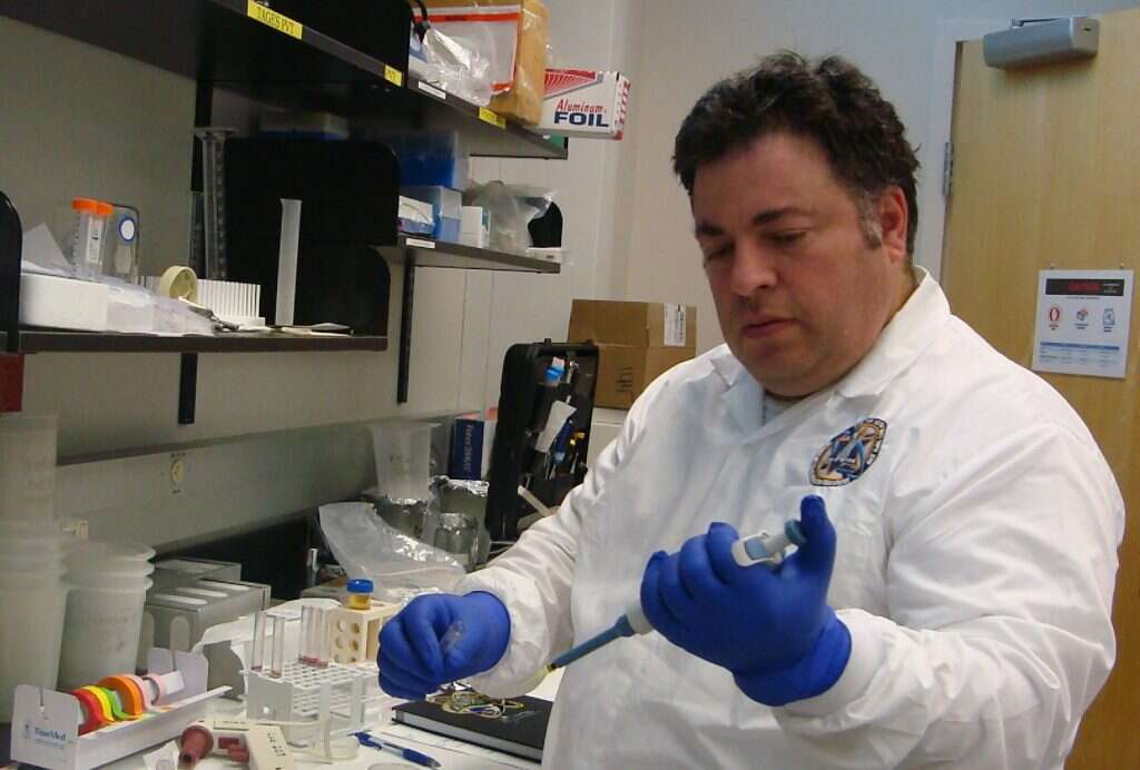 ערן שנקר במעבדת נאס"א. | לירון רנרט, באדיבות נאס"א