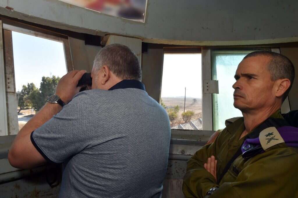 ליברמן ואלוף פיקוד הצפון יואל סטריק. | אריאל חרמוני, משרד הביטחון