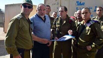 ליברמן ליד מעבר קוניטרה. | אריאל חרמוני, משרד הביטחון