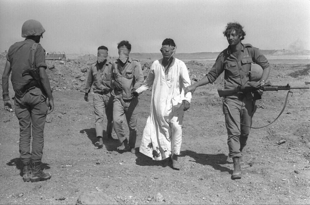 לוחמי צה"ל לוקחים שבויים בסיני במלחמת יום הכיפורים. | רון אילן, לע"מ