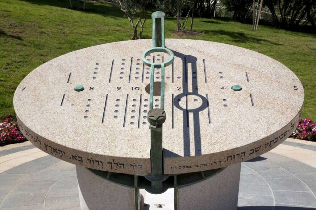 שעון השמש בפארק טדי בירושלים. | רן ארדה