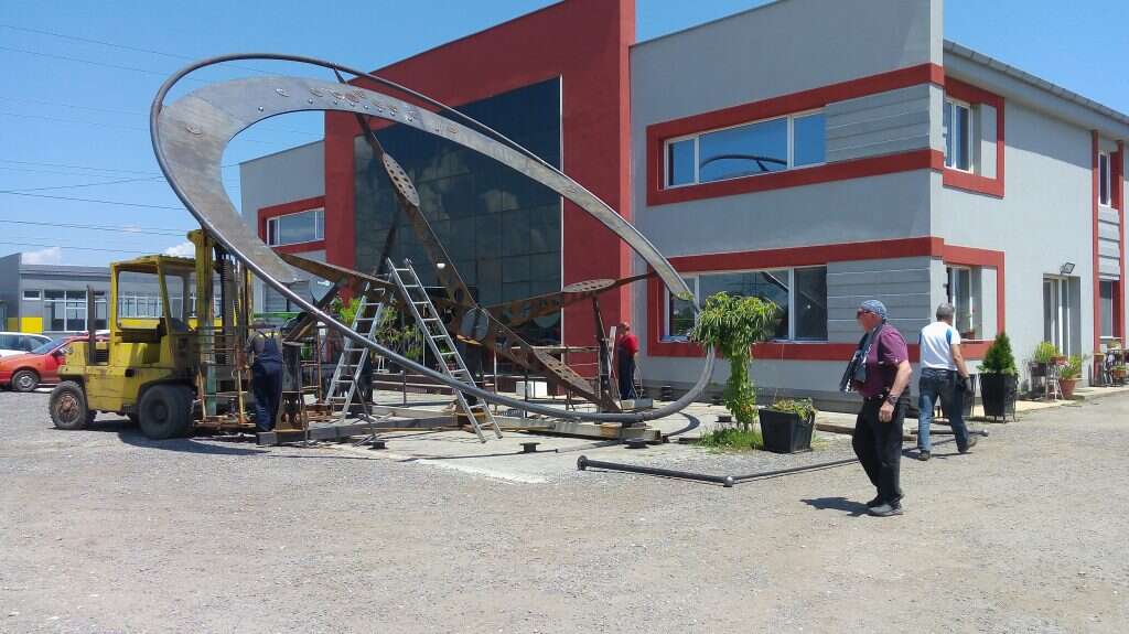 פרט מתוך שעון השמש לבית העלמין במקדוניה