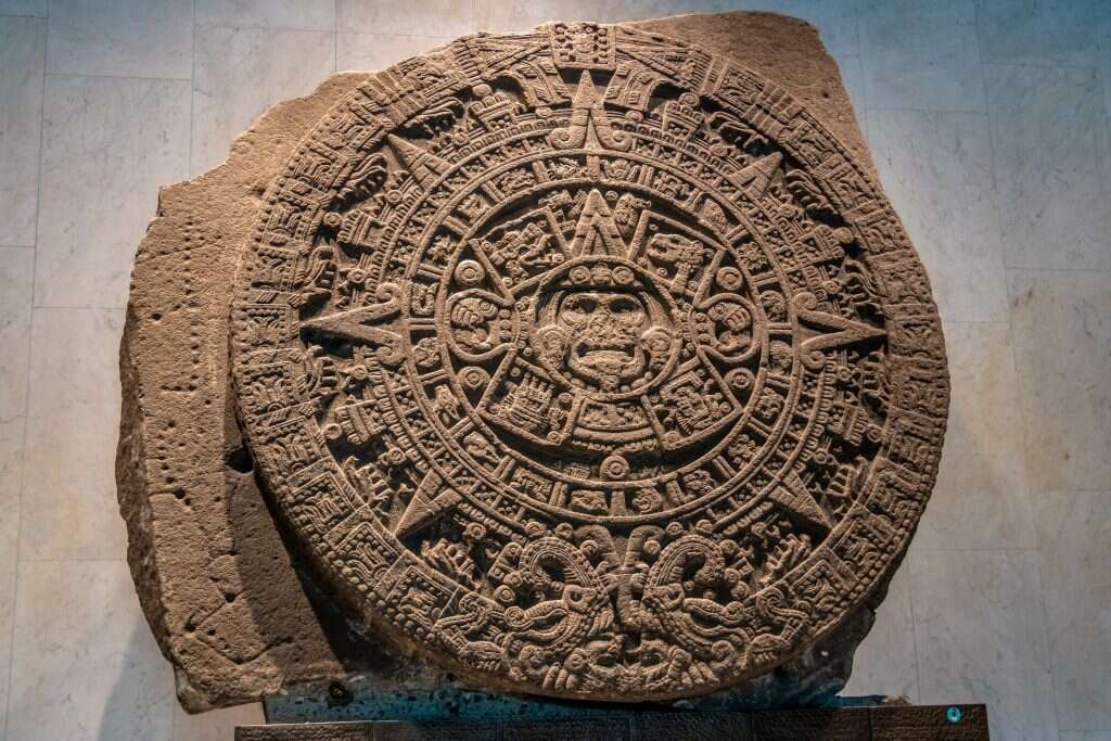 לוח שנת שמש אצטקי. | שאטרסטוק