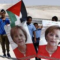 תושבי המאחז הבדואי הבלתי חוקי "חאן אל-אחמר" מצפים לבואה של מרקל. | EPA