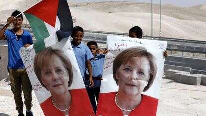 תושבי המאחז הבדואי הבלתי חוקי "חאן אל-אחמר" מצפים לבואה של מרקל. | EPA