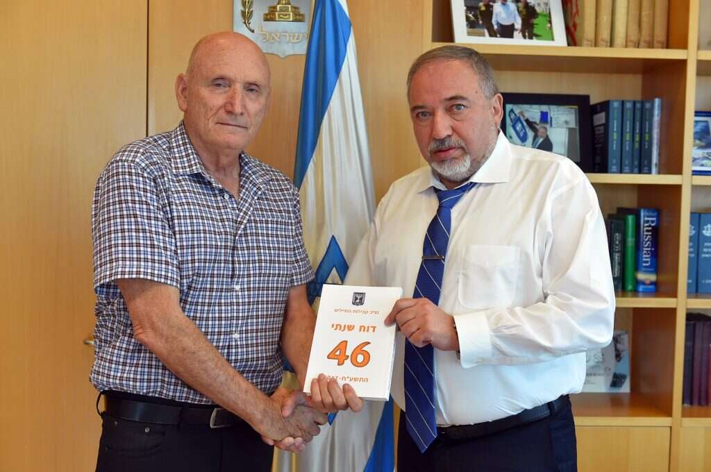 שר הביטחון מקבל את הדו"ח מידיו של אלוף במיל' בריק. | דוברות משרד הביטחון שר הביטחון מקבל את הדו"ח מידיו של אלוף במיל' בריק. | דוברות משרד הביטחון