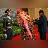 נשיא ונצואלה מניח זר באולם ההנצחה של מאו-דזה-דונג בבייג'ינג. | AFP