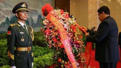 נשיא ונצואלה מניח זר באולם ההנצחה של מאו-דזה-דונג בבייג'ינג. | AFP