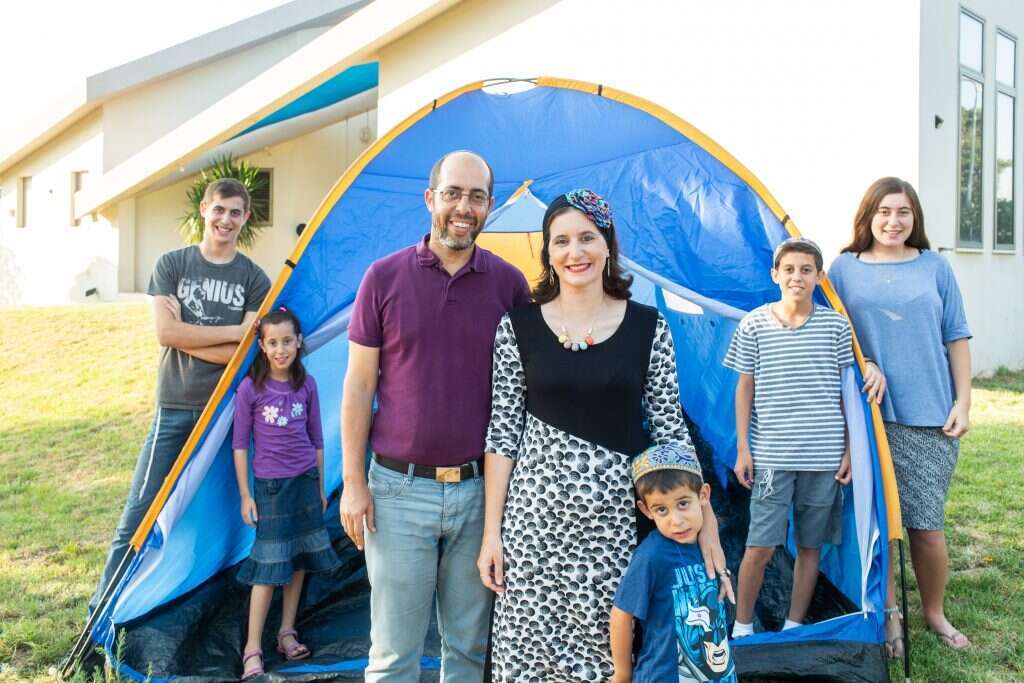 משפחת יולס, בית־גמליאל. | אבישג שאר-ישוב