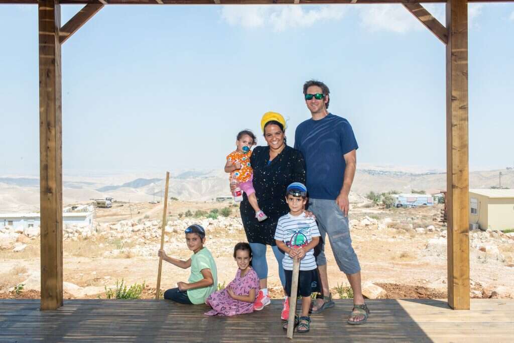 משפחת שוורץ, גבע־בנימין (אדם). | אבישג שאר-ישוב