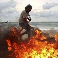 ערבים מבעירים צמיגים במהלך עימות. | AFP
