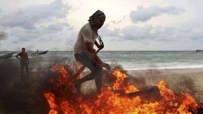 ערבים מבעירים צמיגים במהלך עימות. | AFP